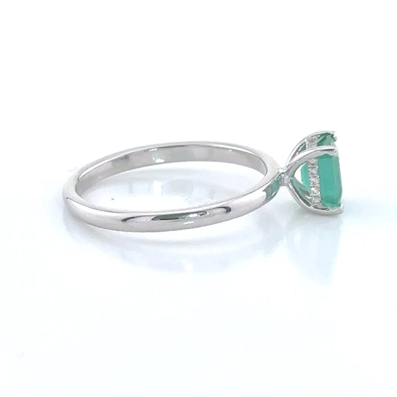 טבעת אמרלד 0.78 קרט זהב לבן 14K עם הילה נסתרת - טוטאל  0.87 קרט