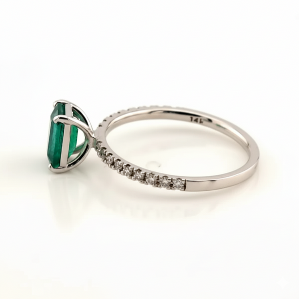 טבעת אמרלד 0.92 קרט זהב לבן 14K שיבוץ יהלומים פווה - טוטאל 1.1 קרט