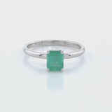 טבעת אמרלד 0.78 קרט זהב לבן 14K עם הילה נסתרת - טוטאל  0.87 קרט